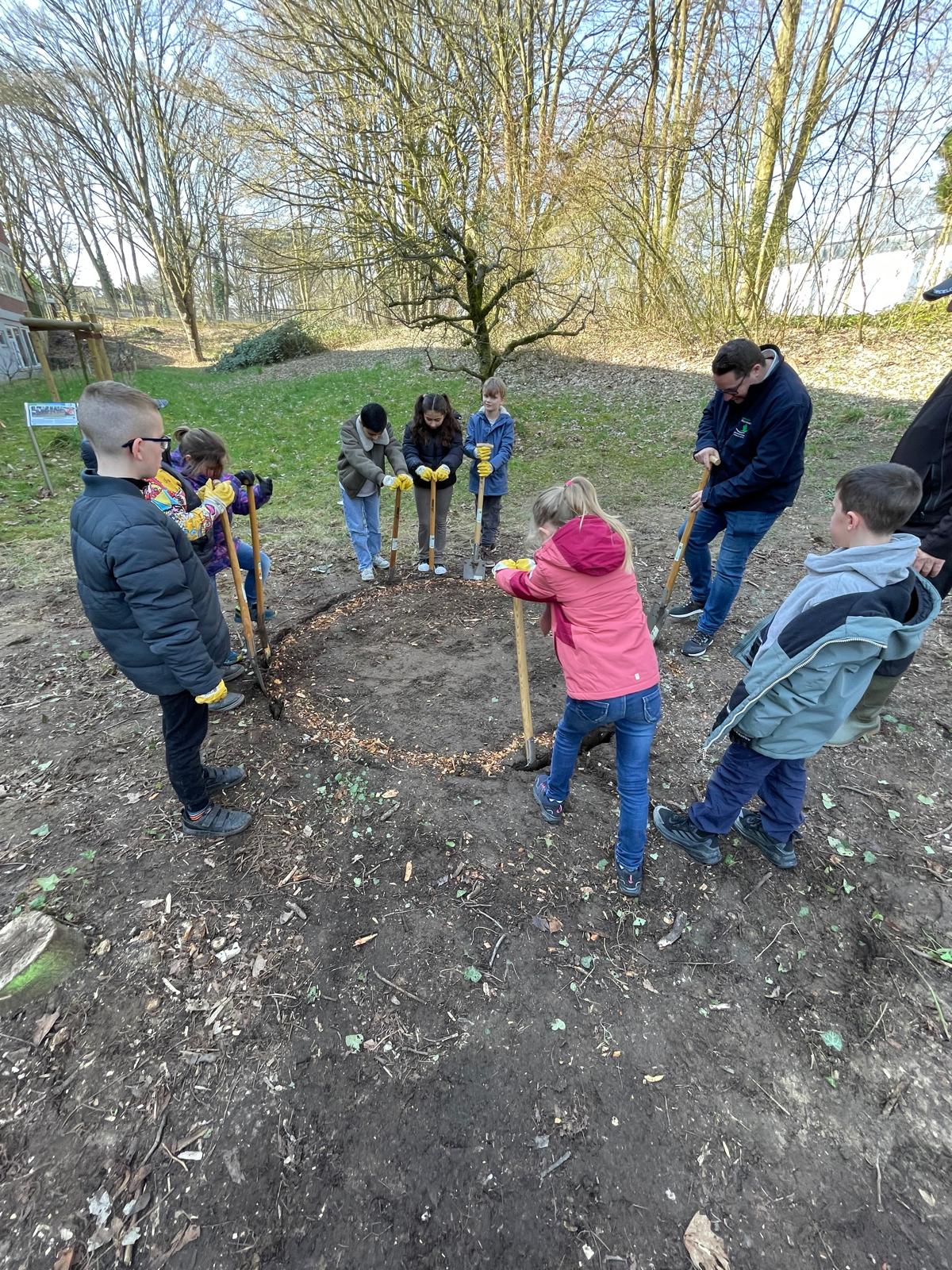 Tipi_1 Kinder bauen ein Tipi