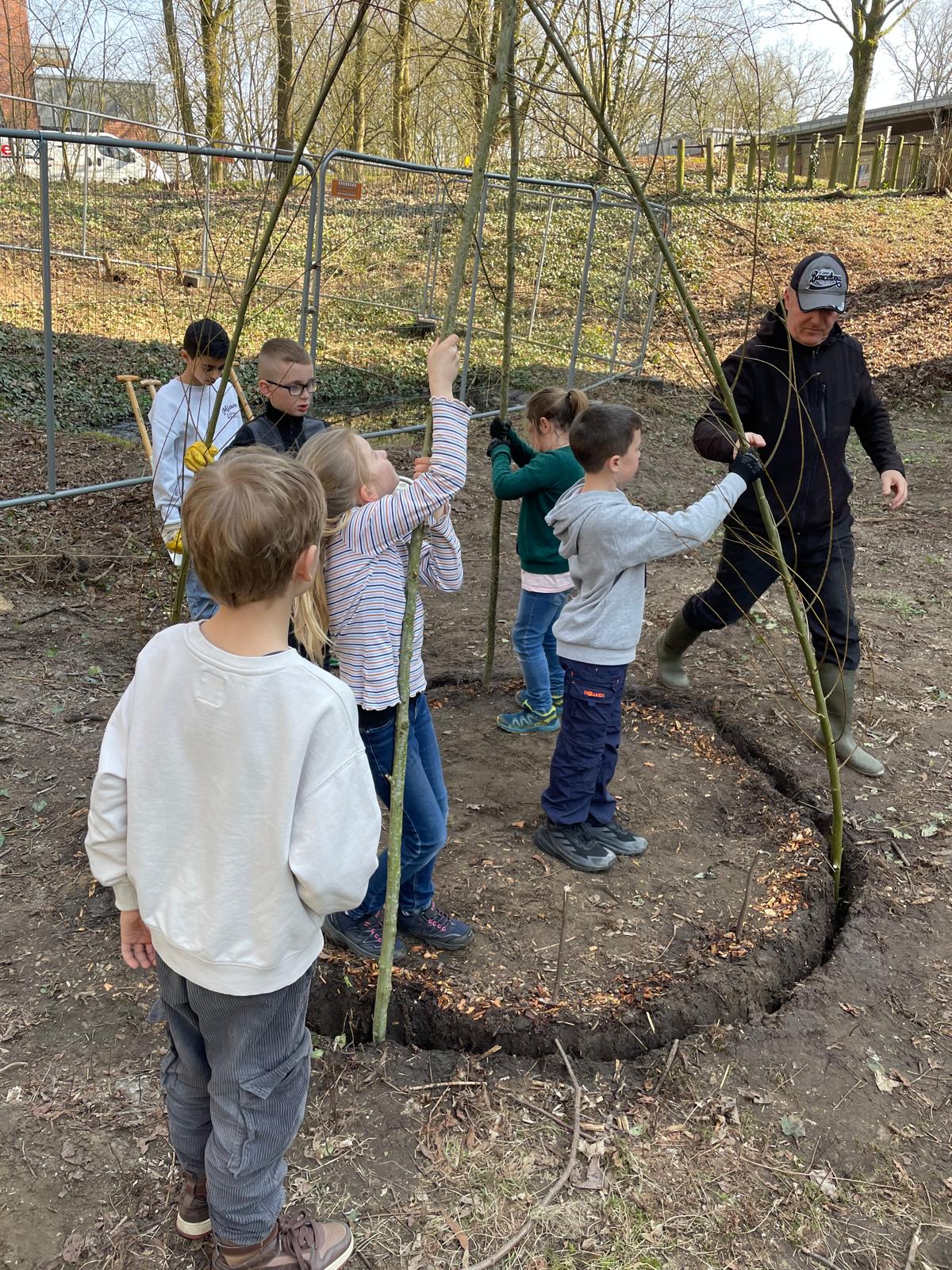 Tipi_2 Kinder bauen ein Tipi