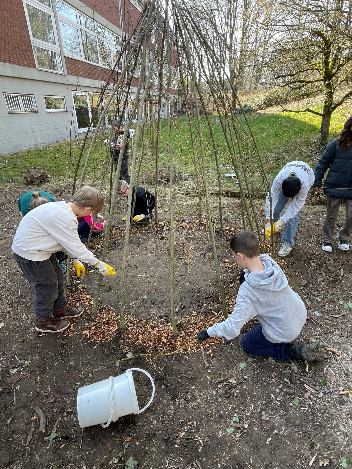 Tipi_3 Kinder bauen ein Tipi