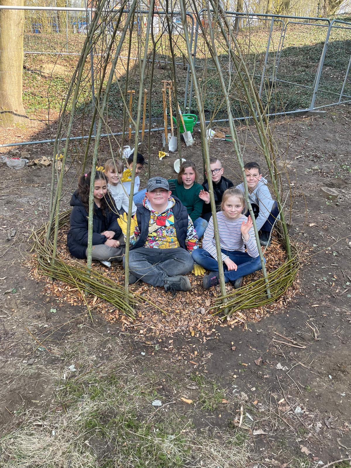 Tipi_4 Kinder in selbstgebautem Tipi