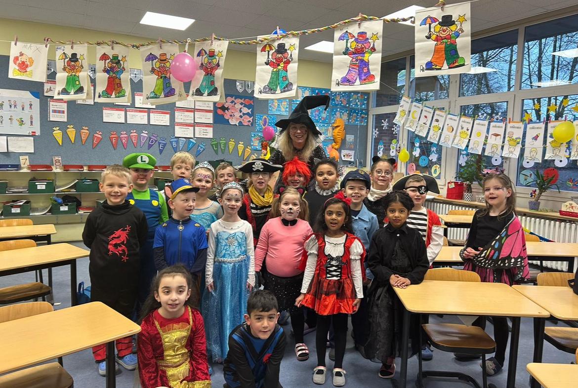 Kinder feiern Karneval
